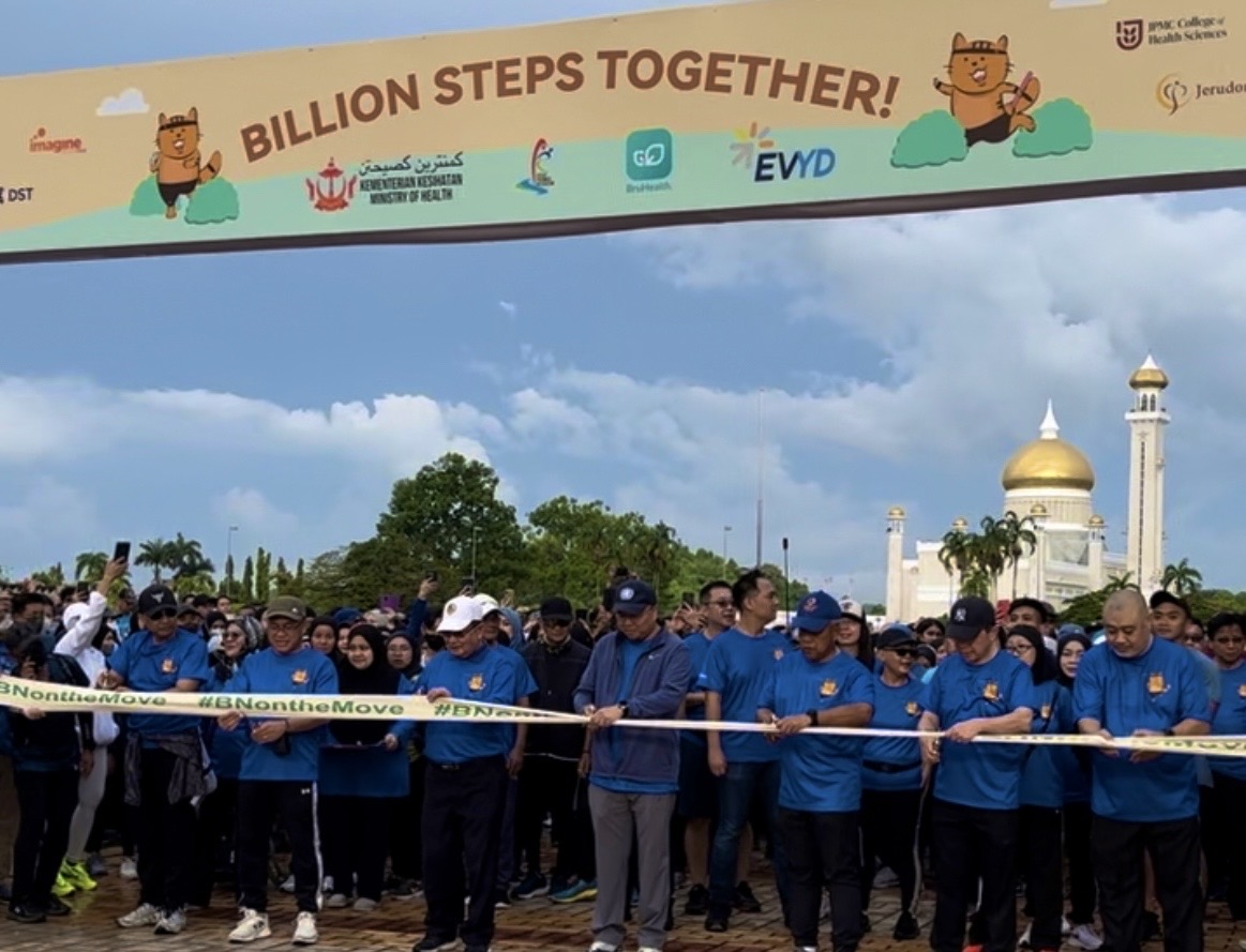 Dato Seri Setia Dr Haji Mohammad Isham bin Haji Jaafar, Minister of Health (fourth from right at ribbon) and other Ministers cutting the ribbon to officially launch BN on the Move.