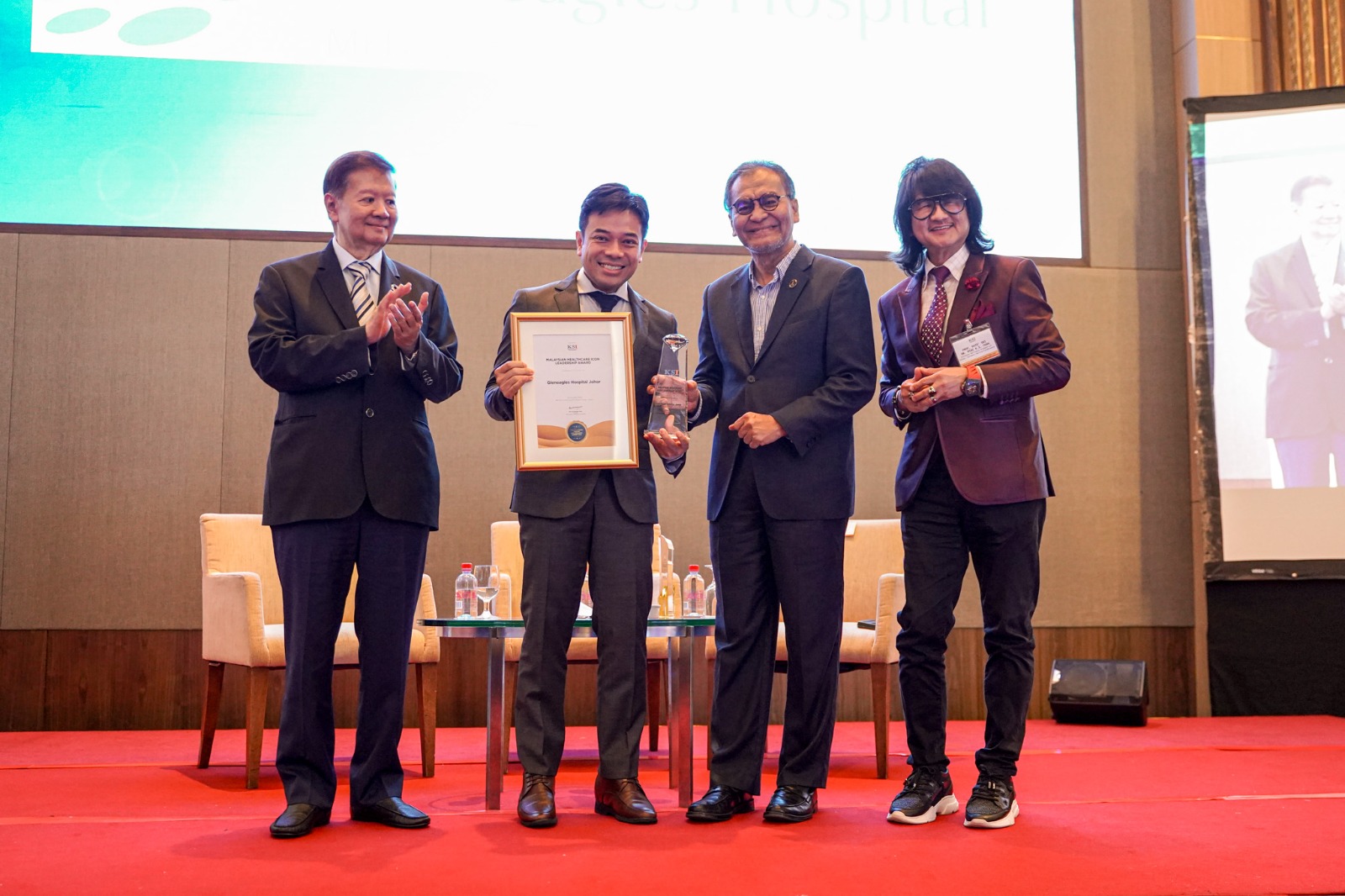 From left to right: Tan Sri Michael Yeoh (President, KSI Strategic Institute for Asia Pacific), Dr. Kamal Amzan (CEO of Gleneagles Hospital Medini Johor), YB Datuk Seri Dr. Dzulkefly Ahmad (Chairman of the Parliament Special Select Committee on Health and Malaysia’s former Minister of Health), Prof. Dato’ Sri Dr. Mike K.S. Chan (Co-Owner & Founder of the European Wellness Biomedical Group, Germany)