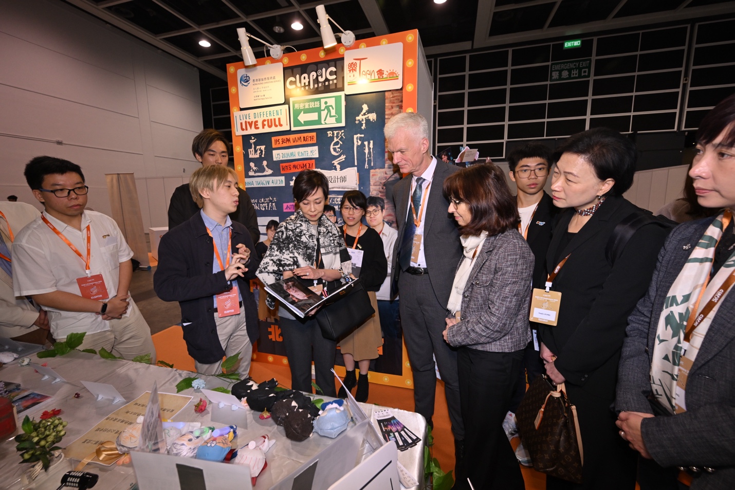 Andreas Schleicher, Director for Education and Skills at the Organisation for Economic Co-operation and Development (OECD) (fifth from the right), together with Ms. Diana Cesar, Convenor of the CLAP@JC Advisory Committee (forth from the left), visiting the youth-led theme exhibition and performance.