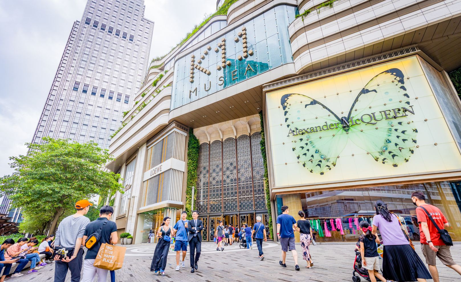 K11 MUSEA set a new single-day footfall record in the summer of 2024. Food & beverage and retail sales were up by nearly 30% and tourists’ sales increased by 10%.