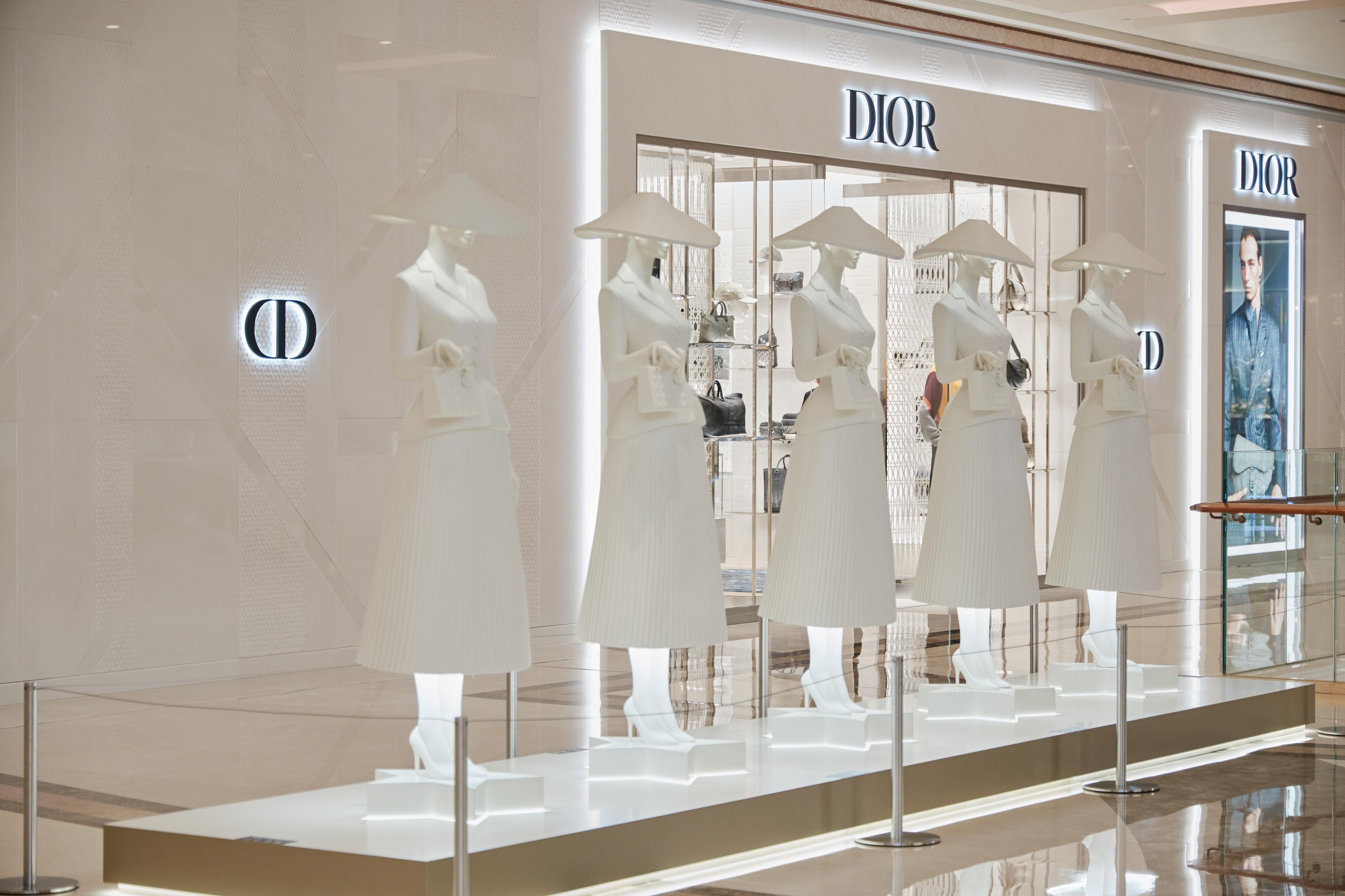 Celebrating the grand opening of Dior boutique at Galaxy Promenade, “Tailleur Bar” is displayed in front of the boutique to highlight the emblematic silhouette of “The New Look”.