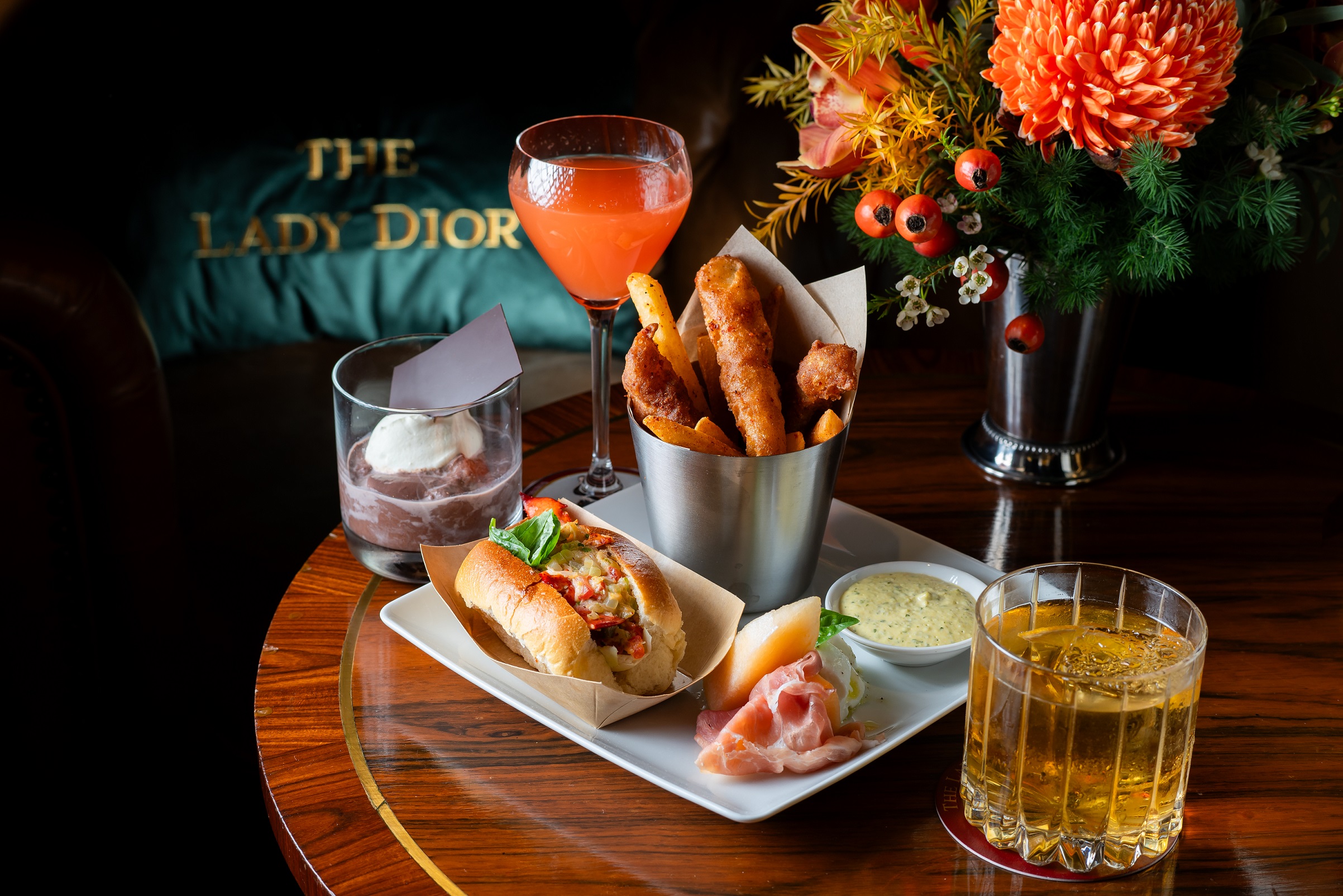 A delightful lineup of Dior-themed cocktails, as well as flavorsome savories and sweets awaits at “The Lady Dior Pub”.