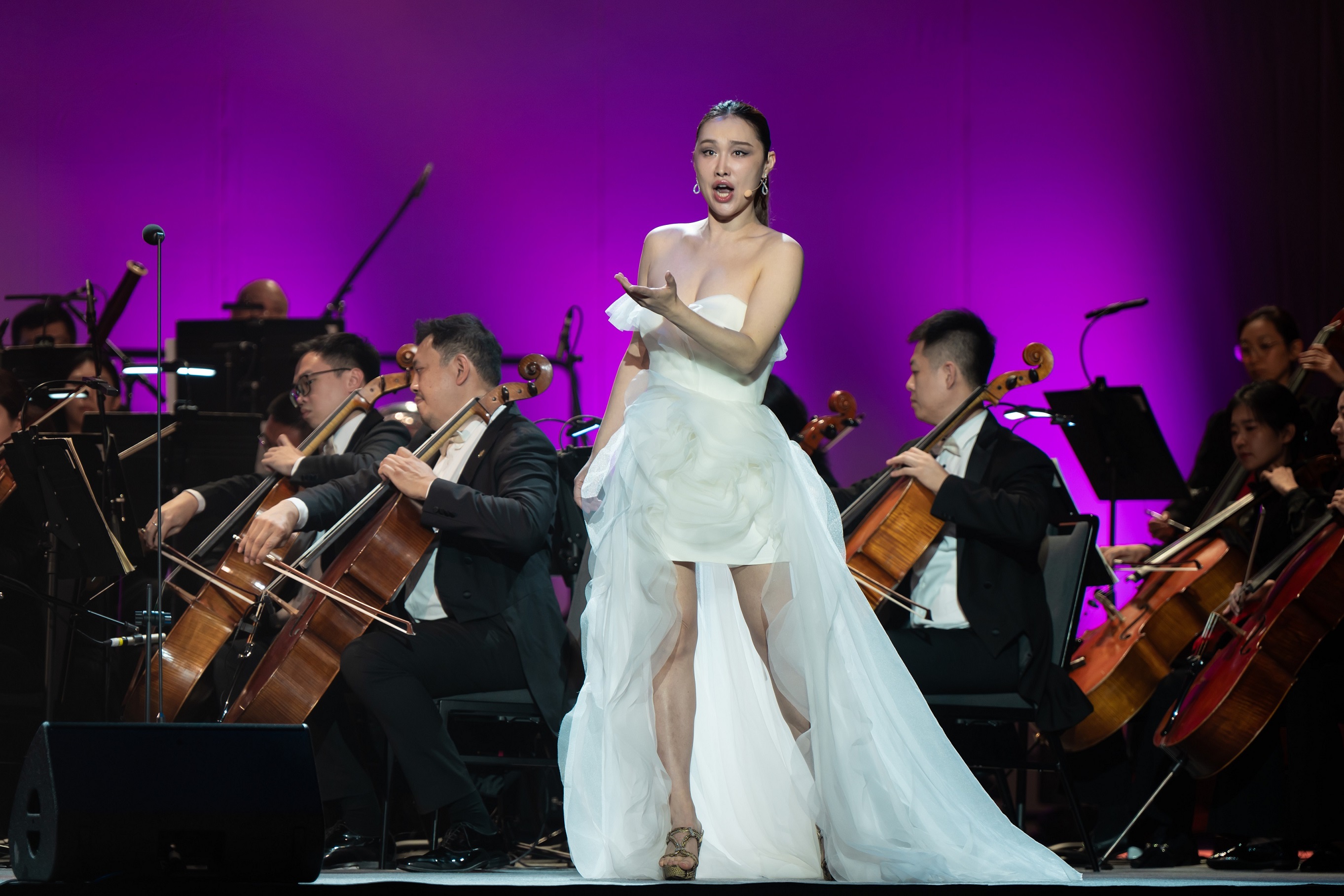 Residing in Italy, Bingbing Wang is the first Chinese to have graduated with a Master’s degree from the Giuseppe Verdi Conservatory of Music in Milan. She was awarded as one of the top ten sopranos in China by CCTV. Her performances of arias from “Turandot” and “Judith” left a profound impression on the audience with her expressive artistry.