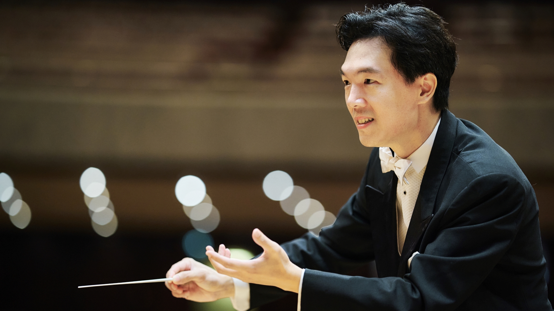 Lio Kuokman, the Music Director and Principal Conductor of the Macao Orchestra, will join this show. He has successfully collaborated with many leading orchestras across the globe and has been hailed by the Philadelphia Inquirer as a "startling conducting talent.”