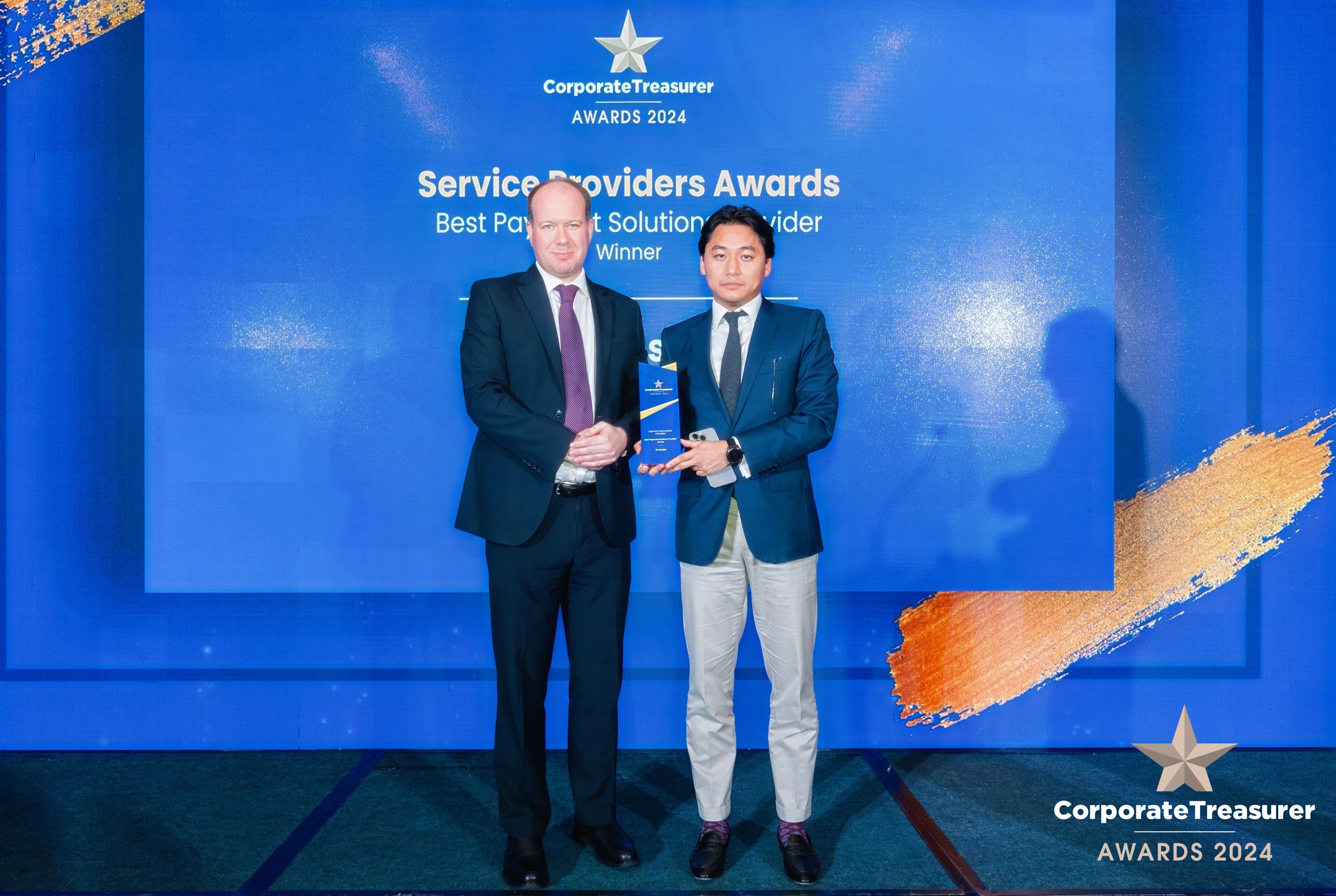 Neil Ni, Chief Strategy Officer of XTransfer, received the award from the Corporate Treasurer’s representative.