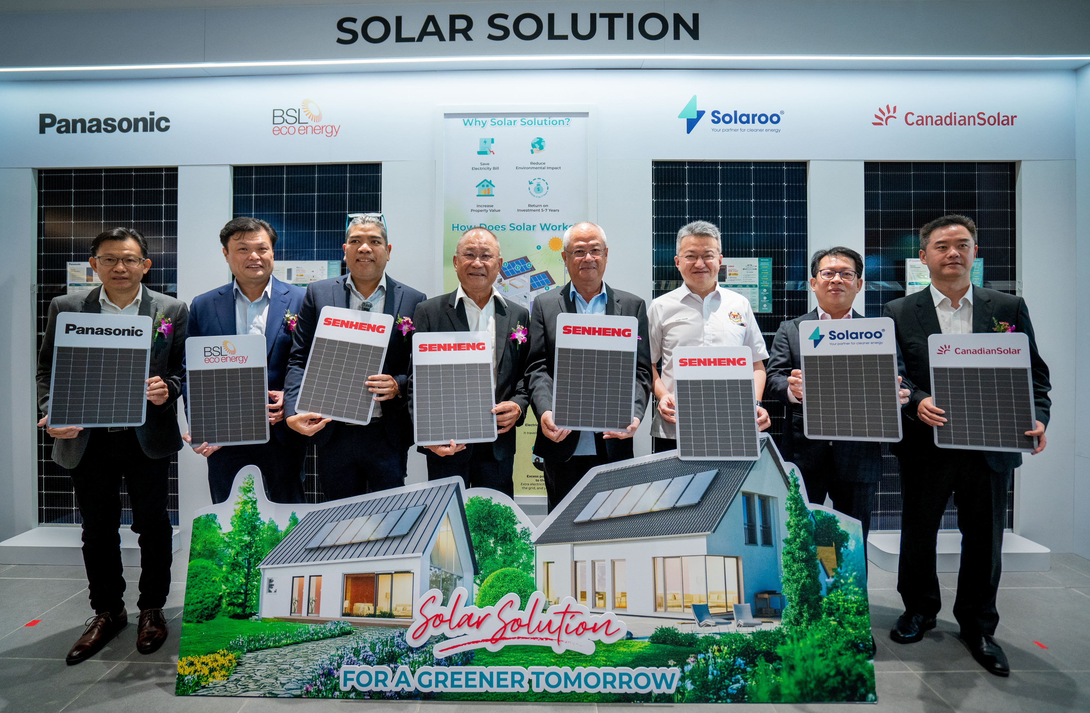 (Standing from left to right) Mr. Liew Choon Wah, Sales Director of Panasonic Malaysia, Mr. Lim Chi Haur, Managing Director of BSL Eco Energy, Yang Mulia Tunku Akmaludin Zakri bin Tunku Dato’ Zuhri, Deputy President of the Malaysian Photovoltaic Industry Association (MPIA), Mr. Lim Kim Chieng (KC Lim), President of Senheng, Mr. Lim Kim Heng (KH Lim), Executive Chairman of Senheng, Yang Berhormat Liew Chin Tong, Deputy Minister of Investment, Trade and Industry (MITI), Mr. Chin Soo Mau, Managing Director of Pekat Group Berhad and Mr. Sean Lyu, Managing Director of Magicube Energy Sdn Bhd, Authorized by Canadian Solar, officiating Senheng’s Solar Solutions launch.