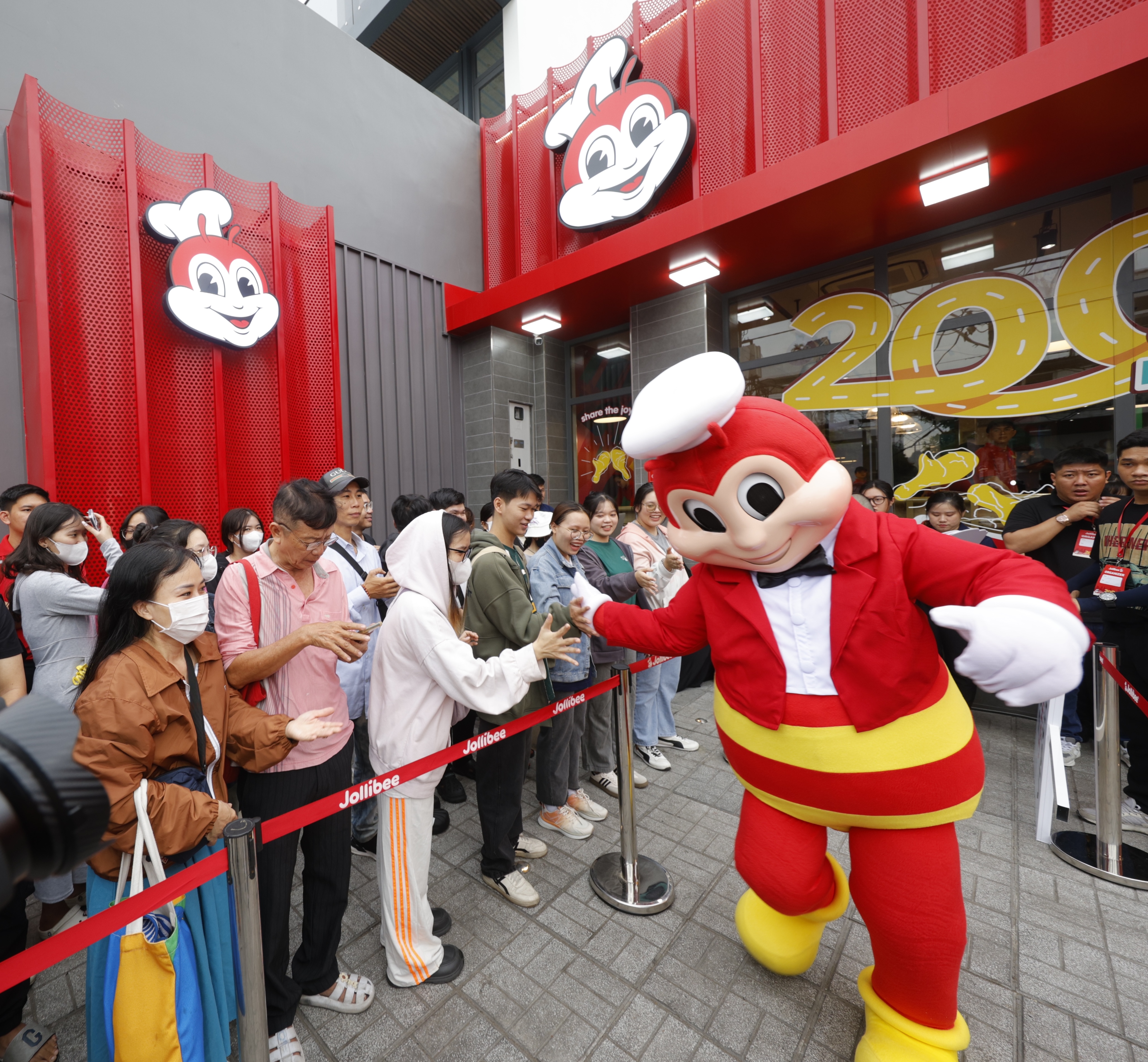 Jollibee greets fans as Jollibee Vietnam inaugurates its 200th store—Jollibee’s biggest store network outside the Philippines.