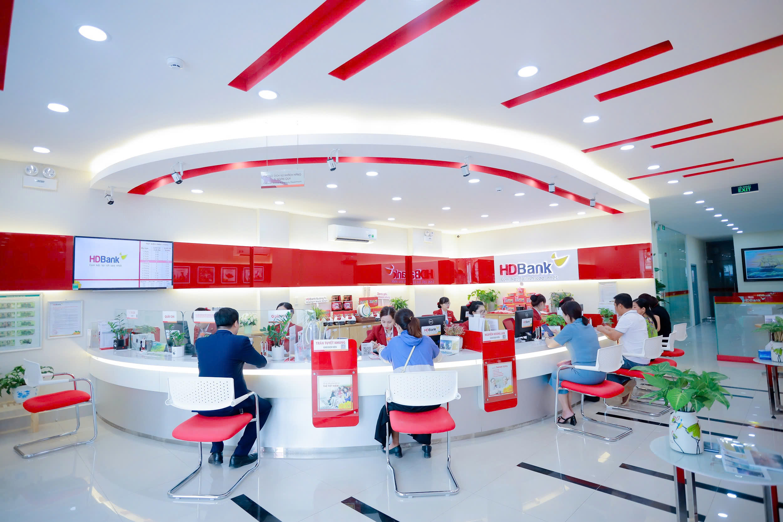 Customers conduct transactions at an HDBank branch in HCM City. The private lender has issued VND3 trillion (US$118 million) in green bonds to fund eco-friendly projects and promote green economy. — Photo courtesy of HDBank